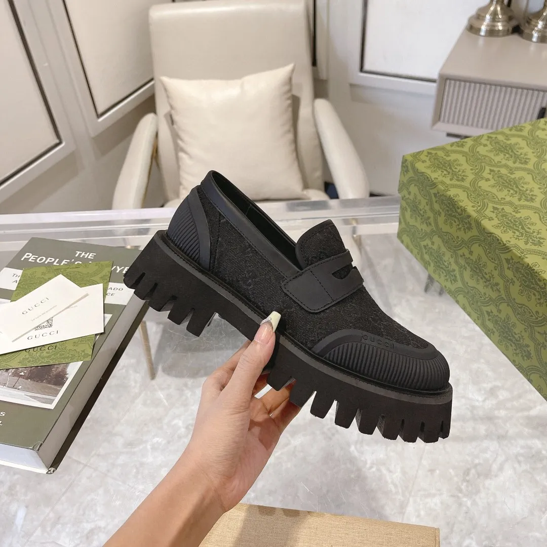 👟👟Ex-factory price 520👟👟 New GG loafers for spring and autumn. Gucci shoes cleverly use unique design elements to inject fresh vitality into the collection design. Crafted from camel and ebony GG canvas, these stylish unisex loafers feature a new interpretation of the brand's classic monogram pattern for the new season. Camel and ebony GG canvas/imported silk cowhide surface, imported silk cowhide lining, same style for men and women, black leather and rubber piping, EVA rubber sole, low heel, 4.5cm heel height, female size: 35#~42#, male size: 39#~47#, Italian creation